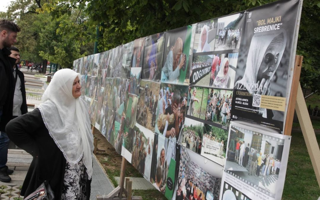 U Velikom parku u Sarajevu otvorena izložba ,,Bol majki Srebrenice”, autora Ahmeta Bajrića Blicka