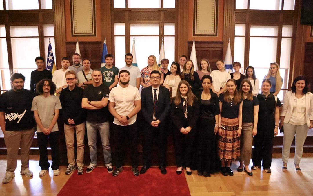 Gradonačelnik Puharić u Vijećnici poželio dobrodošlicu sudionicima međunarodne omladinske razmjene ,,Protiv zaborava: Bosna i Hercegovina”