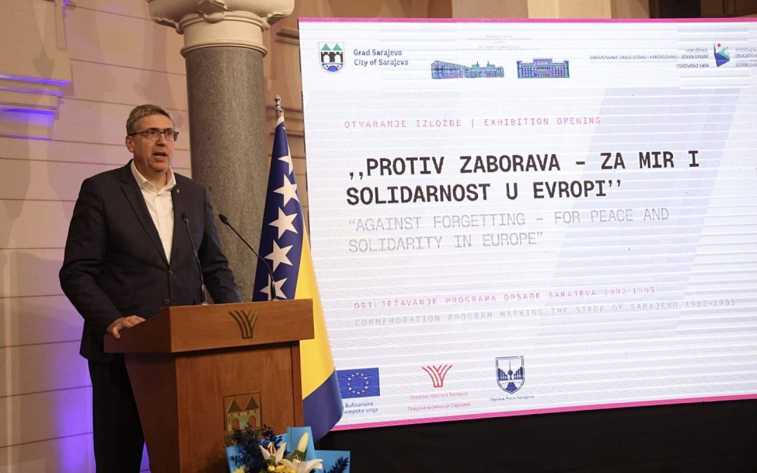 Sjećanje kao putokaz za budućnost: U Vijećnici otvorena izložba ,,Protiv zaborava za mir i solidarnost u Evropi”