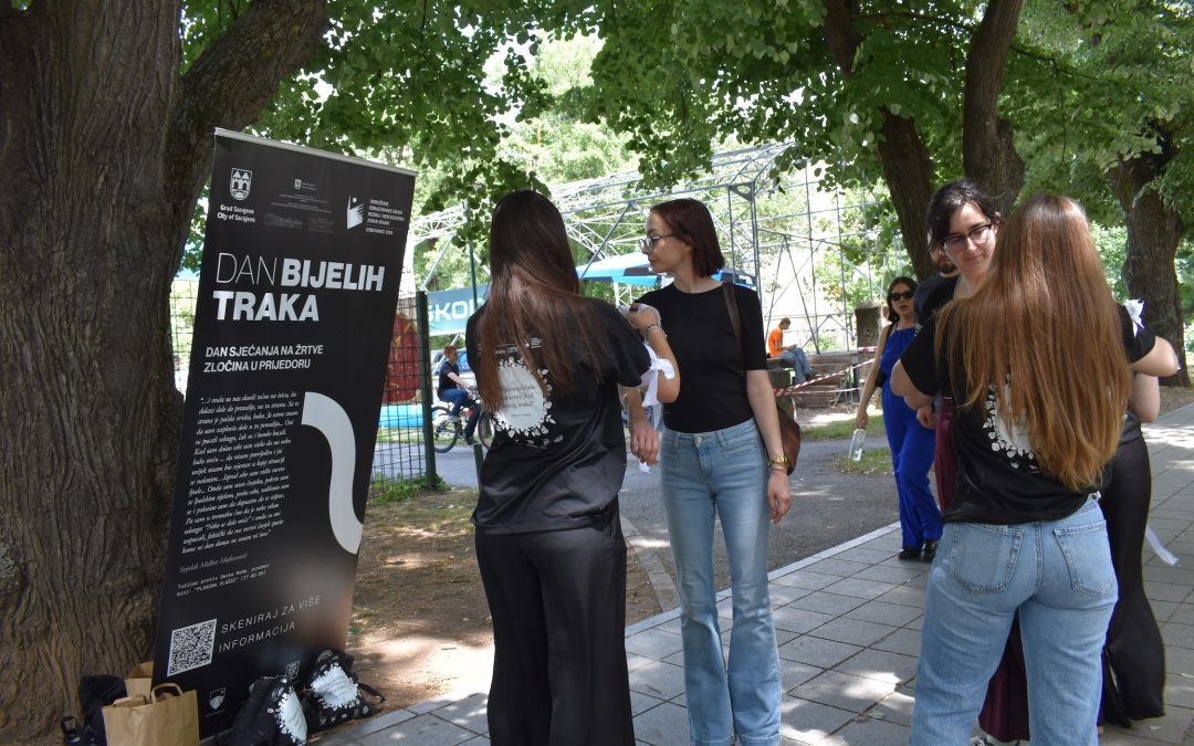 Obilježen Dan bijelih traka u Sarajevu: Mladi poslali poruku važnosti kulture sjećanja i solidarnosti sa žrtvama Prijedora