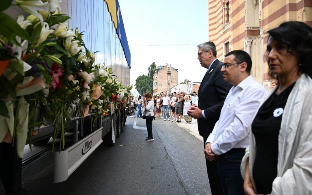 Grad Sarajevo odao počast žrtvama genocida u Srebrenici ispraćajem kolone s tabutima prema Potočarima
